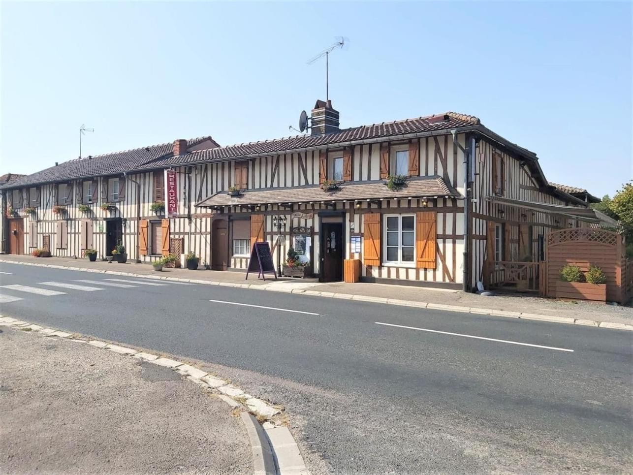La Petite Auberge Chatelraould-Saint-Louvent Bagian luar foto